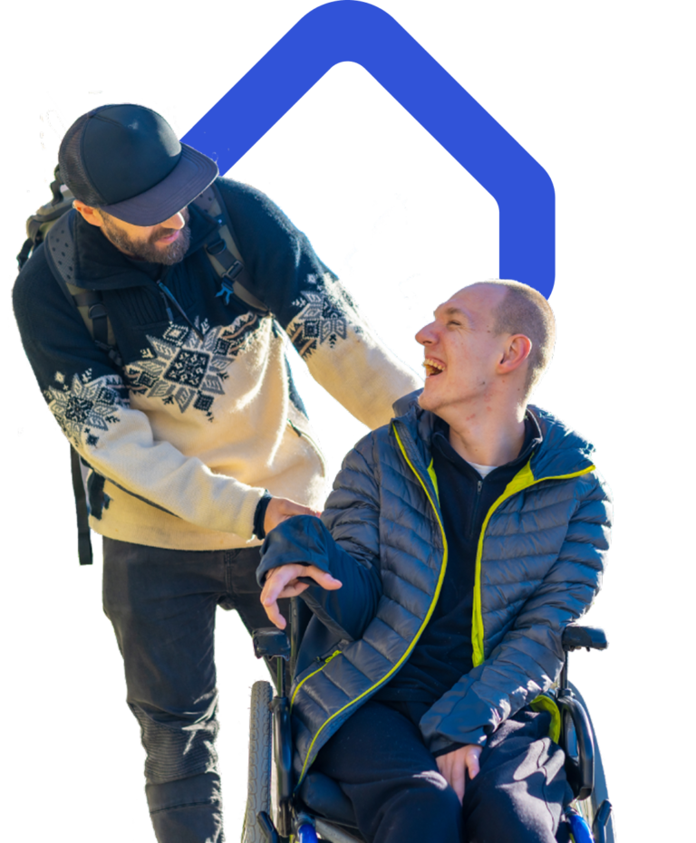 Jeune homme en fauteuil roulant souriant avec un aidant ; ils discutent et rient ensemble, avec le logo AIDA en arrière-plan.