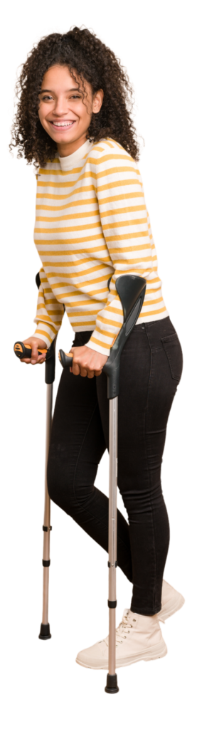 Jeune femme debout avec des béquilles, souriante, vue de face.