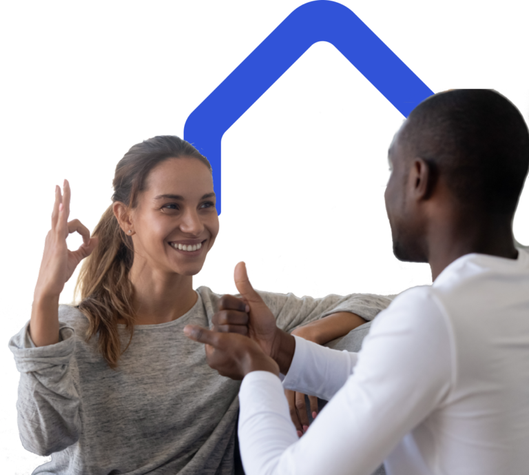 Un jeune homme et une jeune femme se faisant face, discutant en langue des signes et souriant, avec le logo AIDA en arrière-plan.