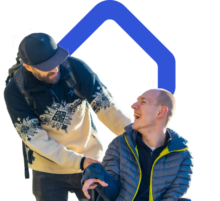 Jeune homme en fauteuil roulant souriant avec un aidant ; ils discutent et rient ensemble, avec le logo AIDA en arrière-plan.